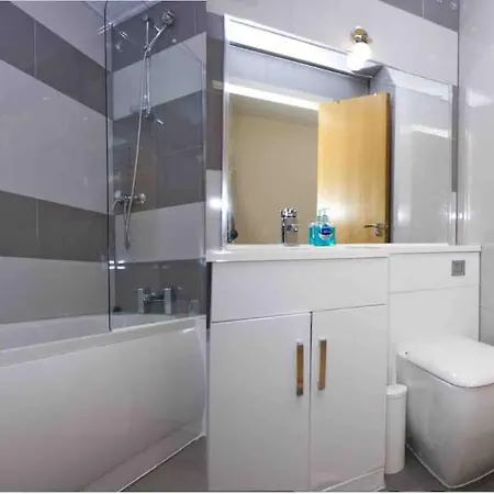 Superb Balconied 2bedroom Flat In Heart Of Centre Lägenhet *