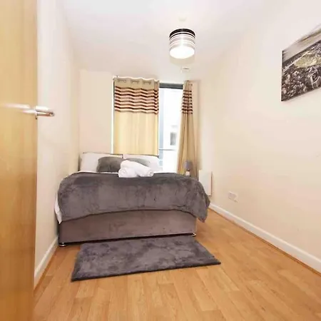 Superb Balconied 2bedroom Flat In Heart Of Centre Apartment *
