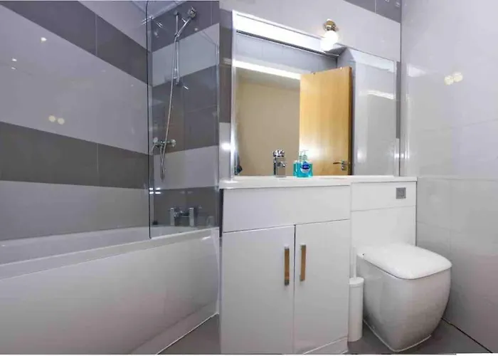 Superb Balconied 2bedroom Flat In Heart Of Centre Appartement *