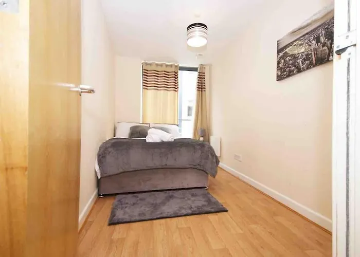 Superb Balconied 2bedroom Flat In Heart Of Centre Appartement *