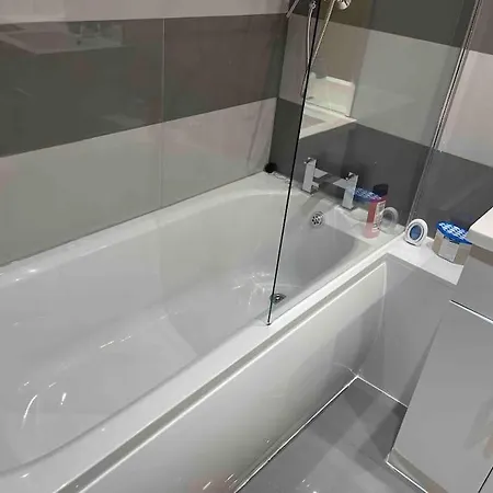 Apartamento Superb Balconied 2bedroom Flat In Heart Of Centre *